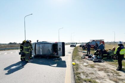 Iban de vacaciones y volcaron en la ruta 56