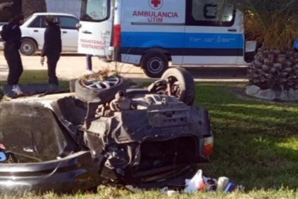 Tremendo vuelco en ruta 11 en el acceso a santa clara del mar