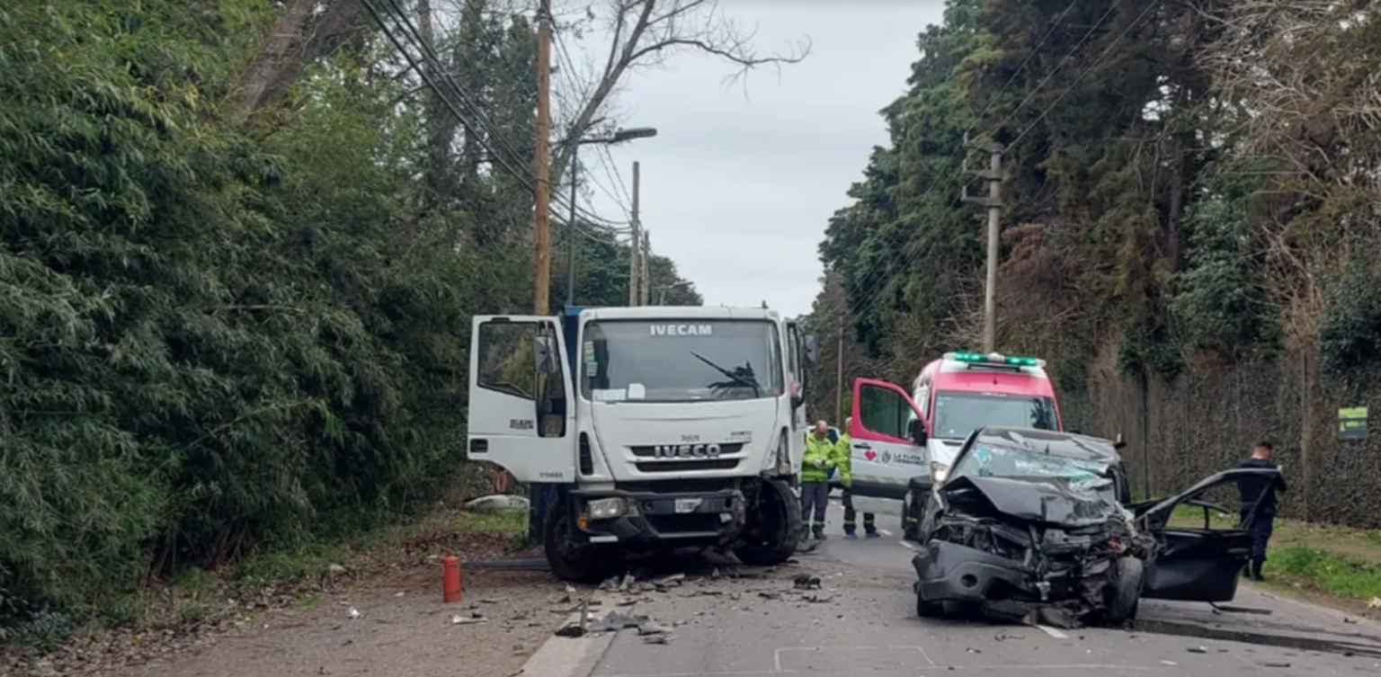 Trágico accidente: un muerto tras tremendo choque entre auto y camión 1 Trágico accidente: un muerto tras tremendo choque entre auto y camión