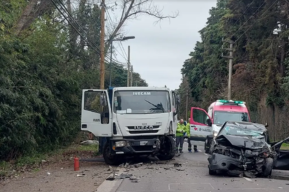 Trágico accidente: un muerto tras tremendo choque entre auto y camión