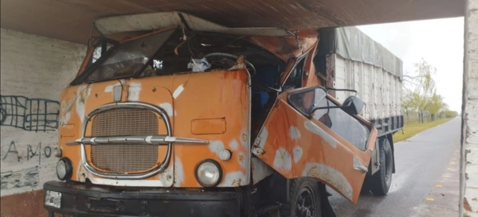 Insólito accidente: camionero impacta contra un limitador de altura y aplasta la cabina