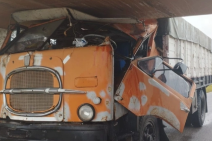 Insólito accidente: camionero impacta contra un limitador de altura y aplasta la cabina