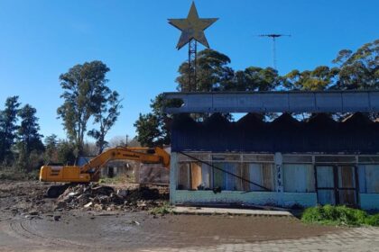 Comenzó la demolición de un histórico parador de la ruta 2