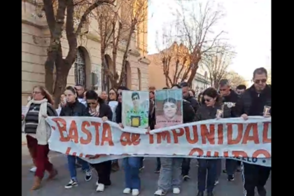 Multitudinaria marcha en dolores pidiendo justicia por un joven que murió atropellado por un auto