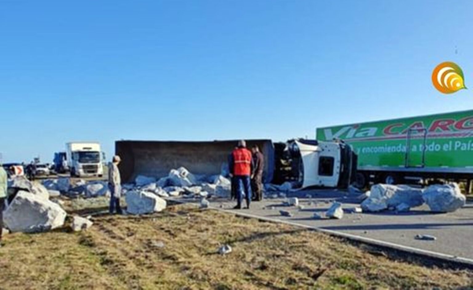 Accidente en ruta 11: volcó un camión con piedras bloqueando el tránsito
