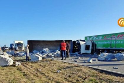 Accidente en ruta 11: volcó un camión con piedras bloqueando el tránsito