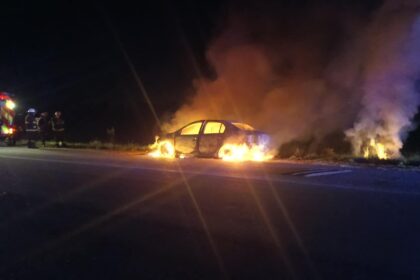 Un auto fue consumido por las llamas en plena madrugada en la ruta 41, cerca de castelli