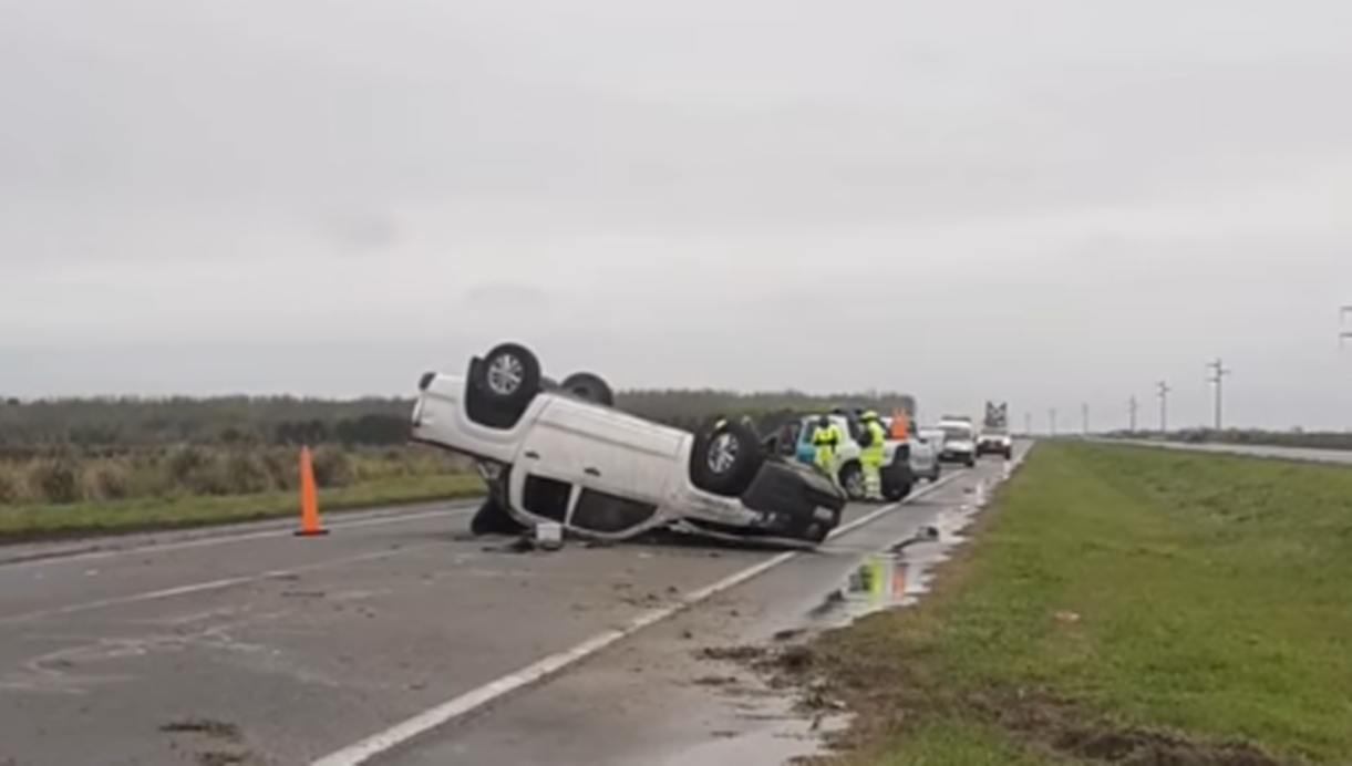 Grave accidente en Ruta 11: cinco heridos tras el vuelco de una camioneta