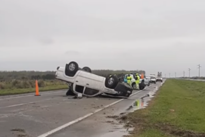 Grave accidente en ruta 11: cinco heridos tras el vuelco de una camioneta