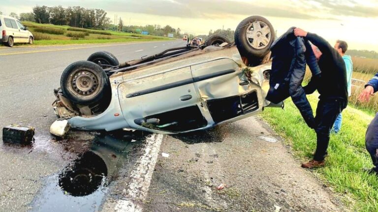 Trágico accidente en Ruta 2: Un muerto tras choque y vuelco cerca de Maipú