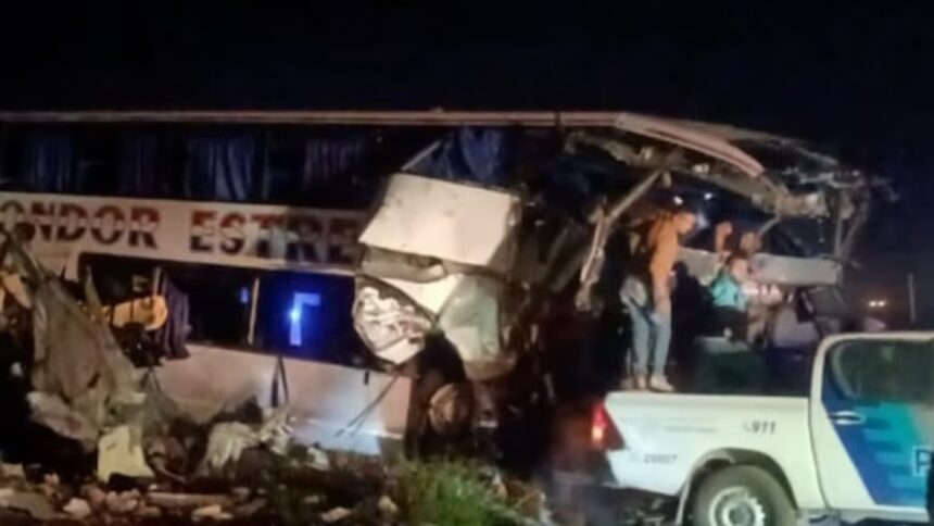 Fuerte choque entre un micro y un camión en Ruta 3: Hay cuatro muertos ...