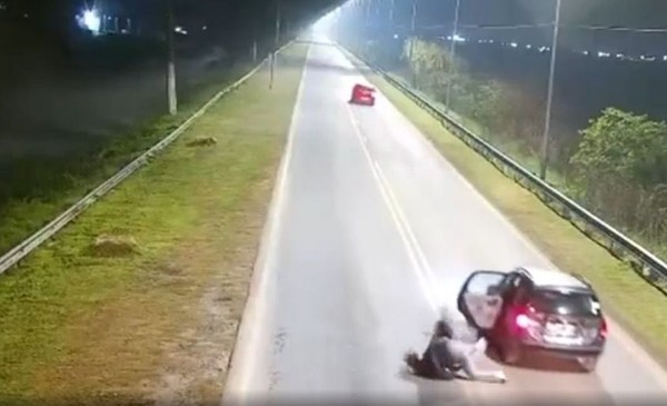 Mujer se tira de un auto de Uber en Berisso tras cambio de ruta inesperado