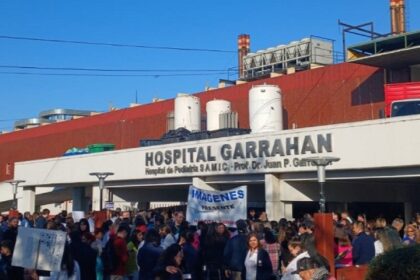 Gobierno despide 110 empleados en Hospital Posadas en medio de protestas