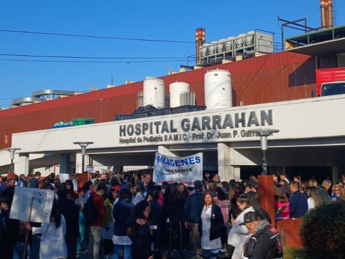 Gobierno despide 110 empleados en Hospital Posadas en medio de protestas