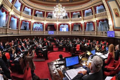 El Senado bonaerense aprueba reelecciones indefinidas y Magario desempata