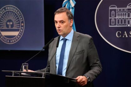 El Gobierno eliminará el asueto por el Día del Trabajador del Estado, anunció Manuel Adorni