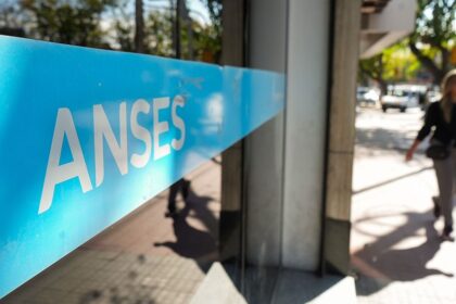 ¿Quiénes cobran hoy las asignaciones y el desempleo? Detalles del calendario de ANSES