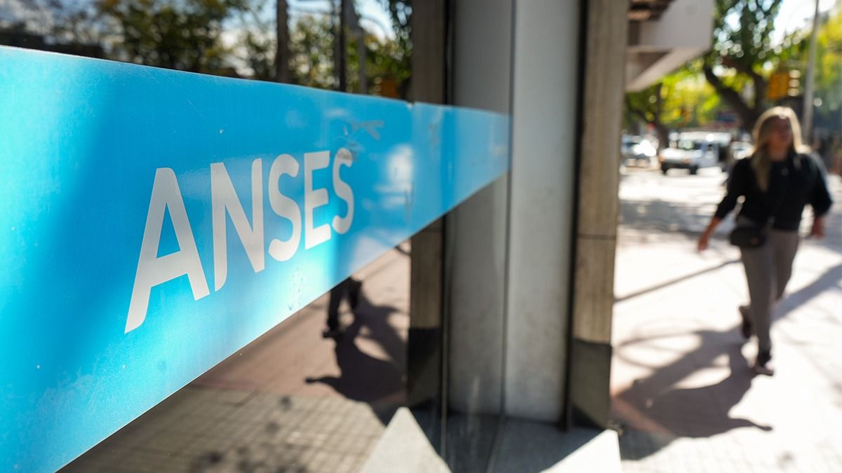 ¿Quiénes cobran hoy las asignaciones y el desempleo? Detalles del calendario de ANSES