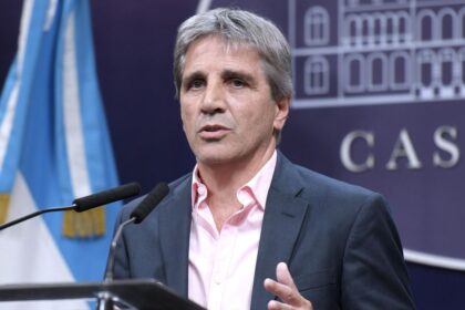 Caputo defiende el déficit de dólares y anticipa mejoras tras las elecciones de octubre