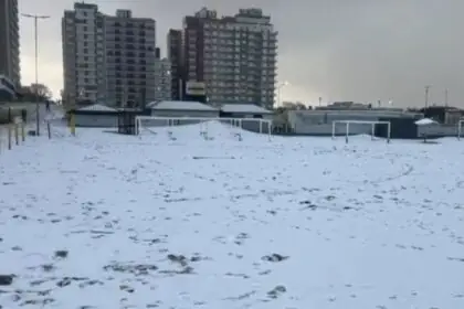 Nevadas históricas en Buenos Aires: el sur vuelve a experimentar un domingo de invierno blanco