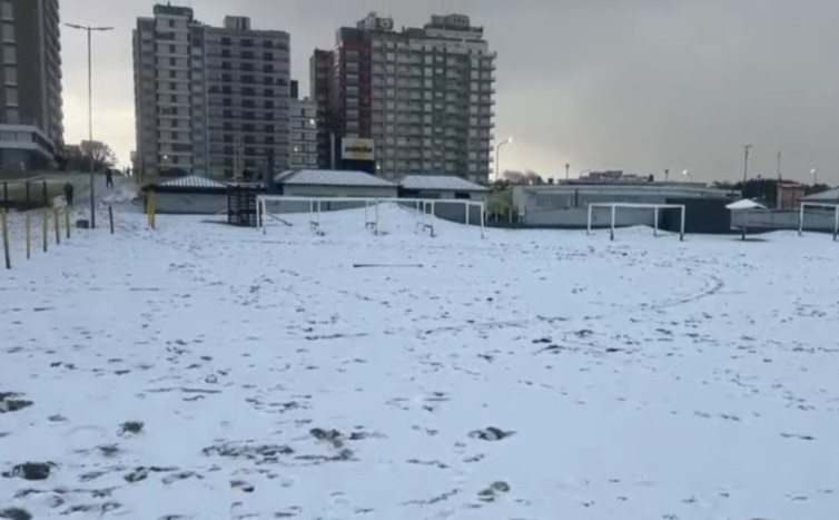 Nevadas históricas en Buenos Aires: el sur vuelve a experimentar un domingo de invierno blanco