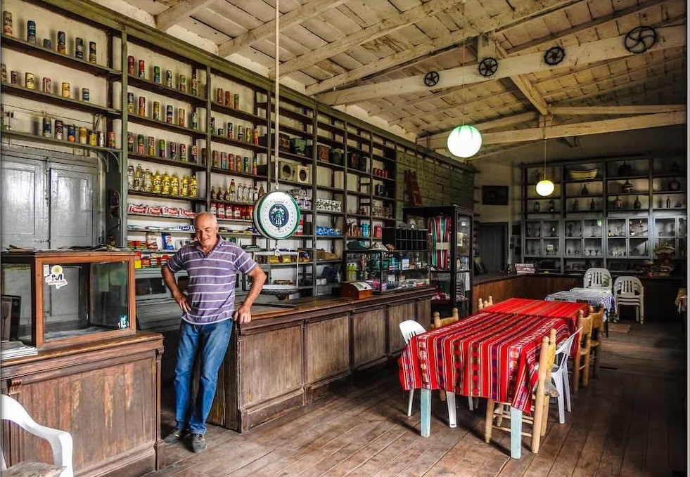 Pedro Meier, el último habitante de Quiñihual, resiste el olvido en su pulpería