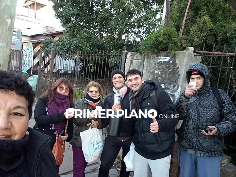 Solidaridad en la ola polar: jóvenes reparten café a quienes más lo necesitan en Ituzaingó