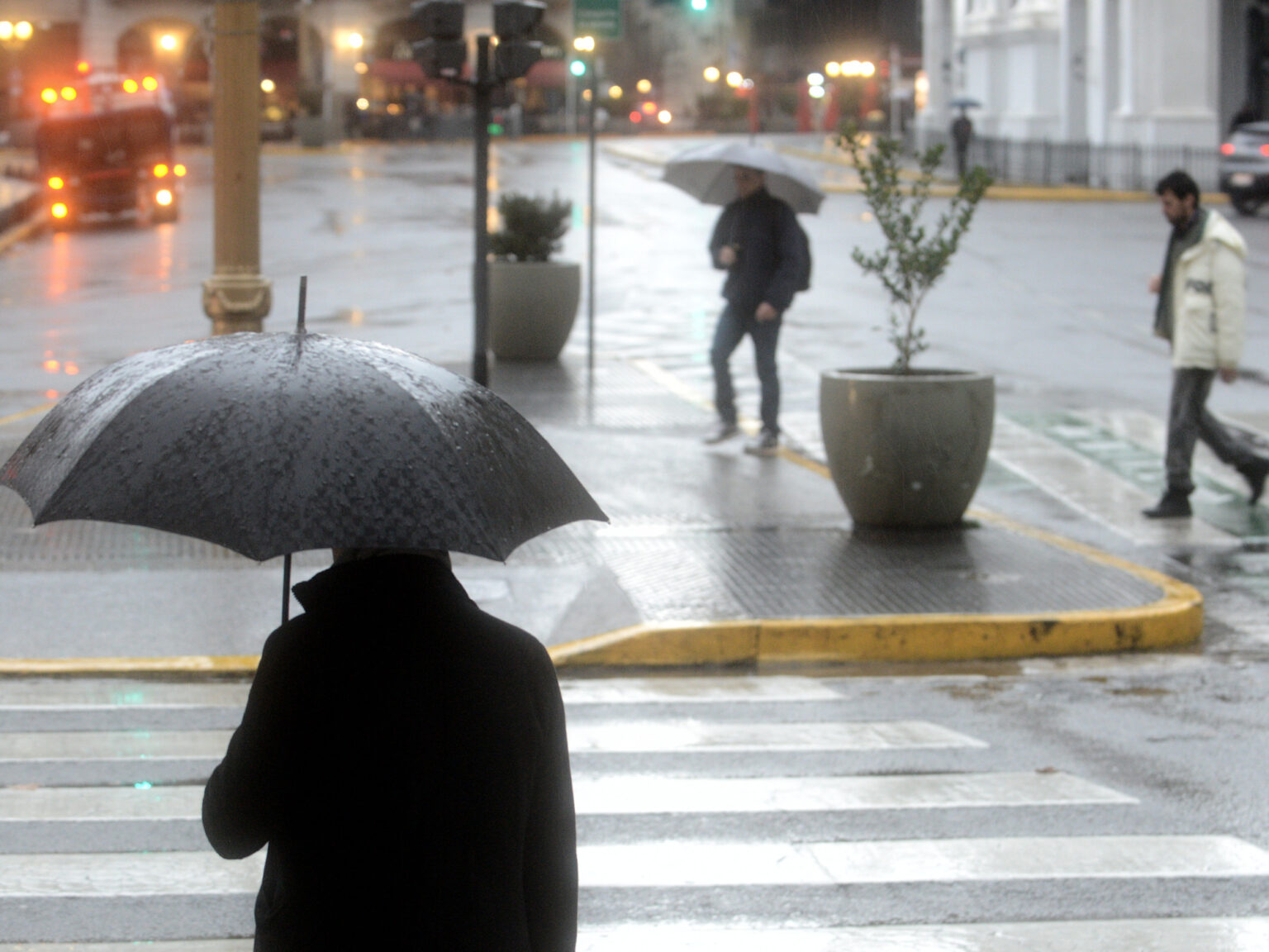 Regresan las lluvias a Buenos Aires: alerta en 14 provincias y bajan las temperaturas