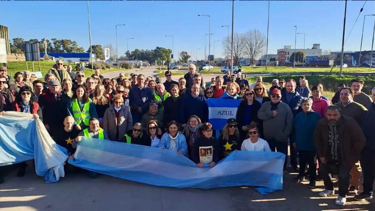 Concejales de Azul sesionaron a la vera de la Ruta 3 pidiendo por la ...