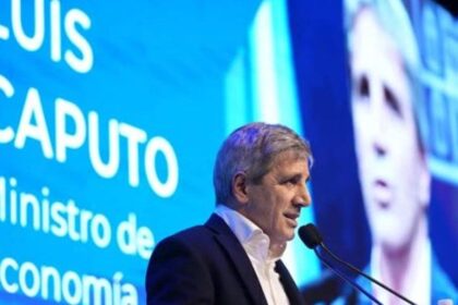 Caputo afirmó que la jubilación promedio alcanza los $900.000 y en dólares están mejor