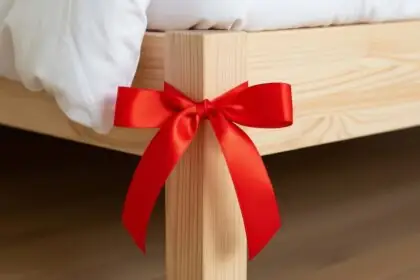 La cinta roja en la cama, un amuleto que ahuyenta malas energías y potencia el amor