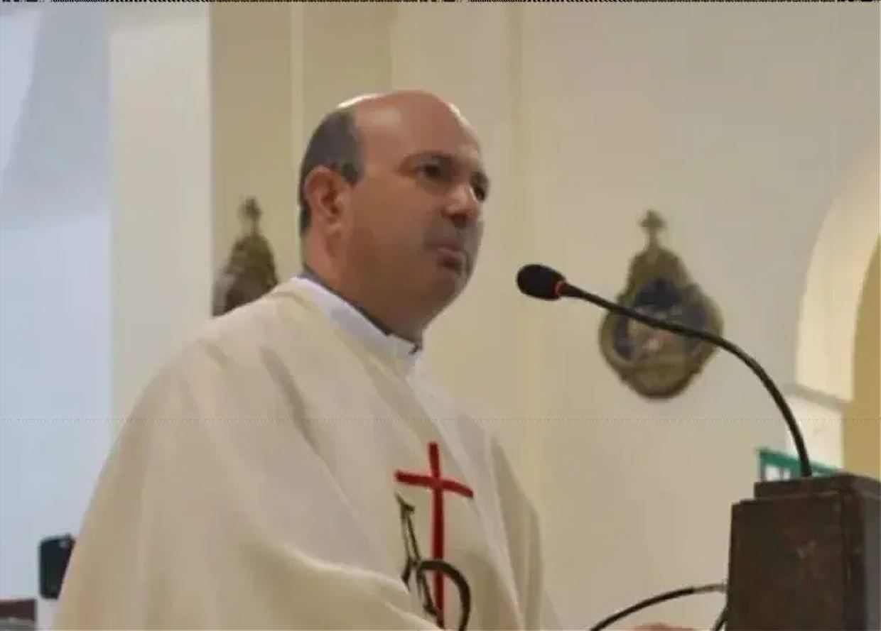 sacerdote condena santa fe