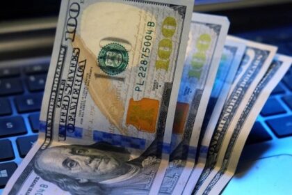 El dólar oficial se desploma y el blue cierra en terreno negativo tras acuerdo con el FMI
