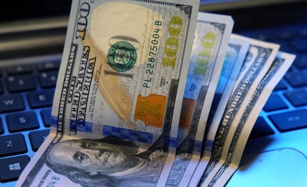 El dólar oficial se desploma y el blue cierra en terreno negativo tras acuerdo con el FMI