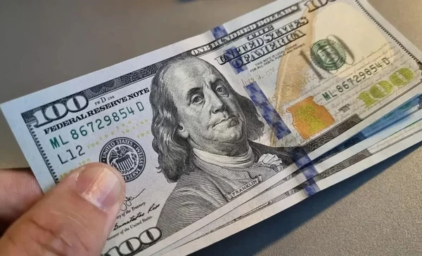 El dólar mayorista se desploma por 12° jornada consecutiva y el blue cae a $1.335