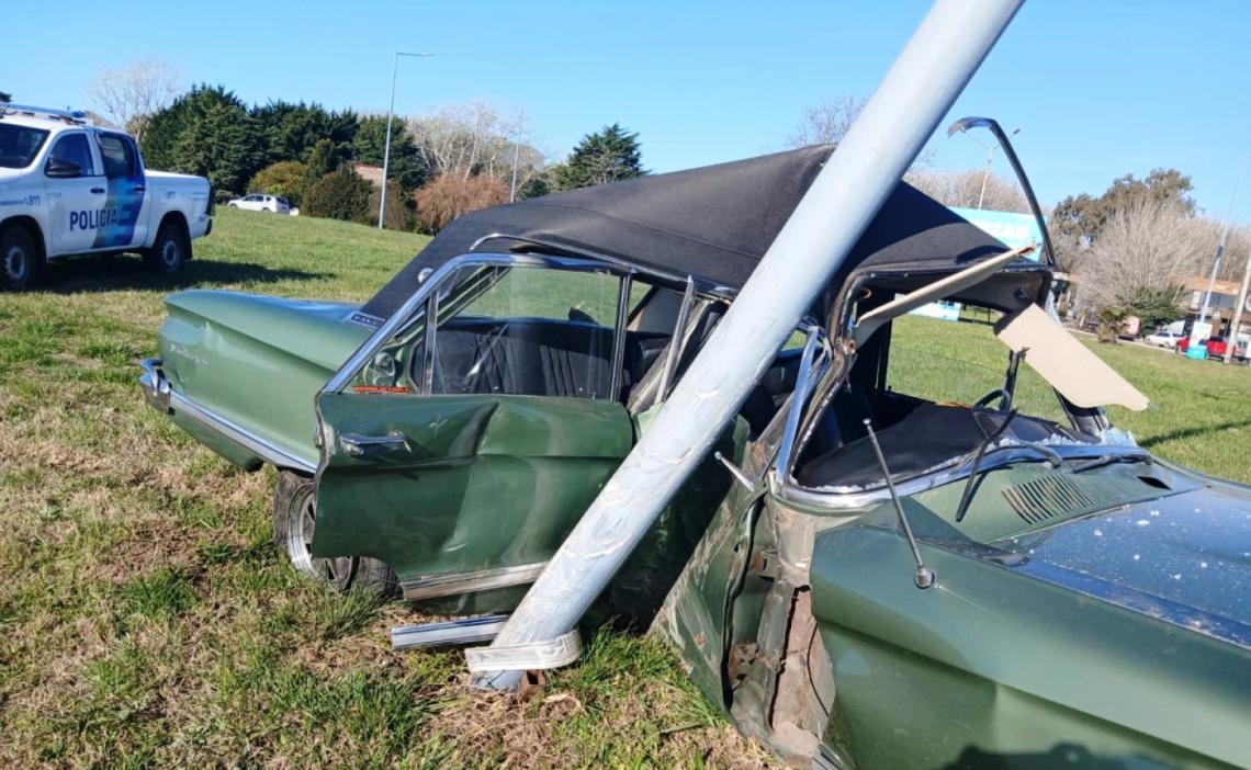 Mecánico marplatense se accidentó con su recién comprado Ford Falcon y terminó internado