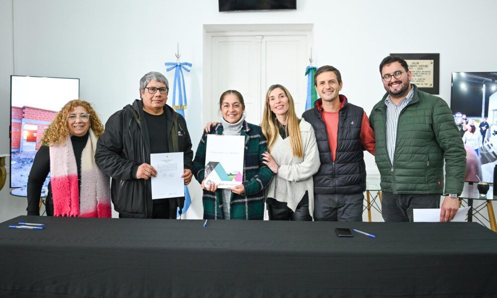 San Vicente entrega actas de posesión a 40 familias del barrio San José y cumple sueños
