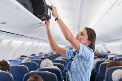 Azafatas en auge: el desafío de un trabajo internacional con sueldos variados