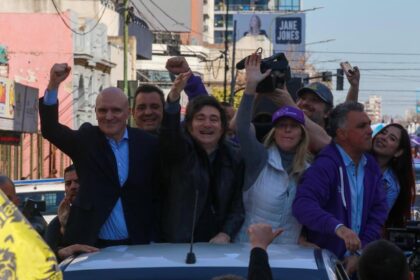 Milei acusa al kirchnerismo por ataques en Lomas de Zamora tras caravana pacífica