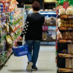 Pobreza en Argentina: el INDEC informó una baja en el primer semestre de 2025