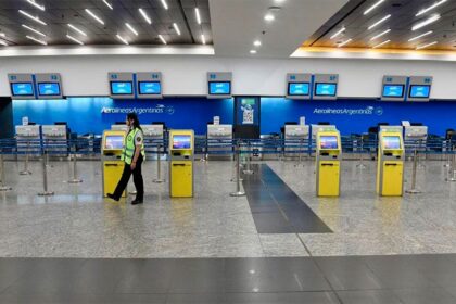 Controladores aéreos iniciaron paro por salarios y dejaron más de 40 vuelos cancelados