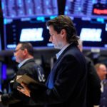 El anuncio de Trump provoca caída de acciones argentinas y baja del dólar oficial