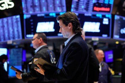 El anuncio de Trump provoca caída de acciones argentinas y baja del dólar oficial