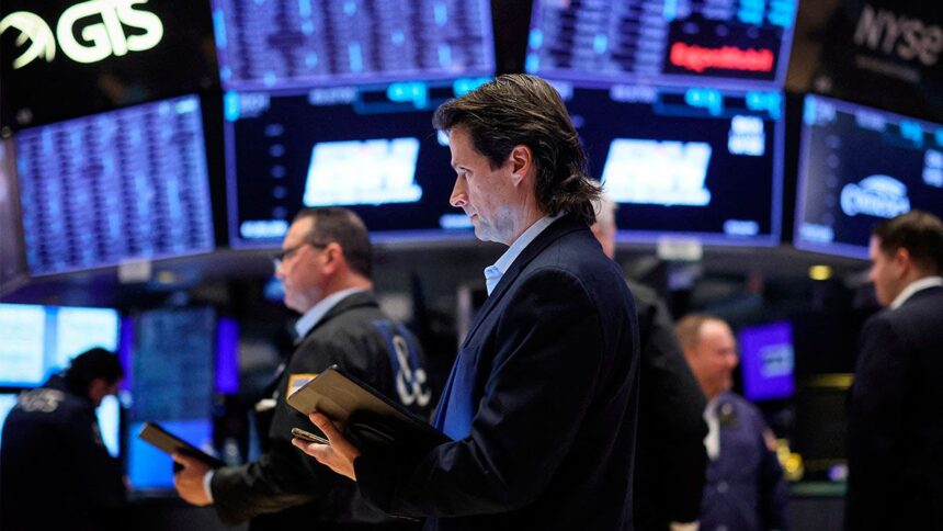 El anuncio de Trump provoca caída de acciones argentinas y baja del dólar oficial