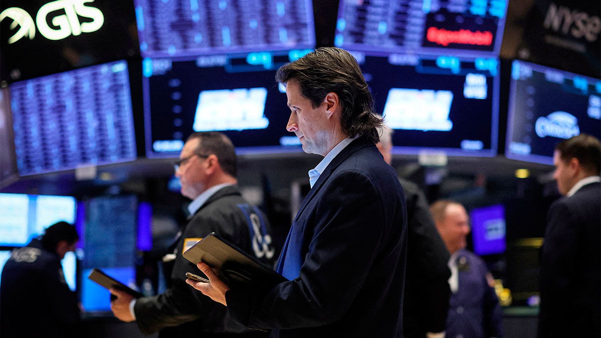 El anuncio de Trump provoca caída de acciones argentinas y baja del dólar oficial