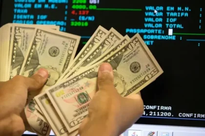 El dólar oficial bajó a $1.310 y el riesgo país se desplomó un 11,4% en la jornada