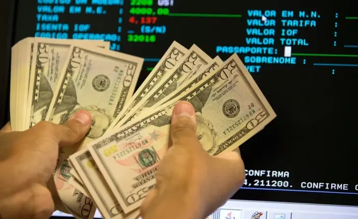 El dólar oficial bajó a $1.310 y el riesgo país se desplomó un 11,4% en la jornada