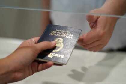 Renaper ofrece reposición urgente de pasaportes AAL por fallas en la tinta de seguridad