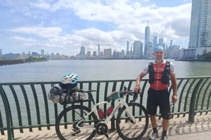 Un ciclista argentino llega a Nueva York tras un viaje épico y lucha contra el Parkinson