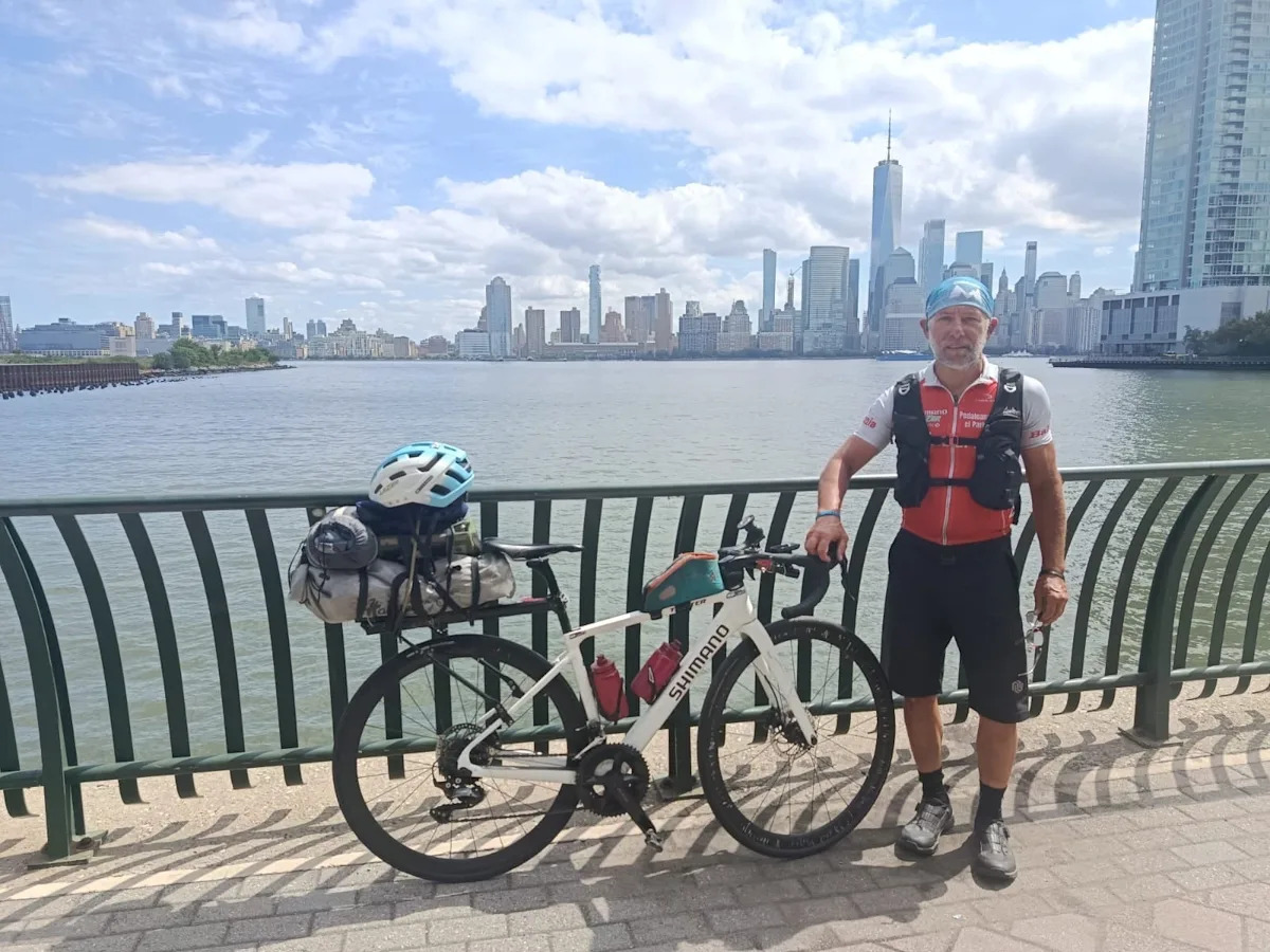 Un ciclista argentino llega a Nueva York tras un viaje épico y lucha contra el Parkinson